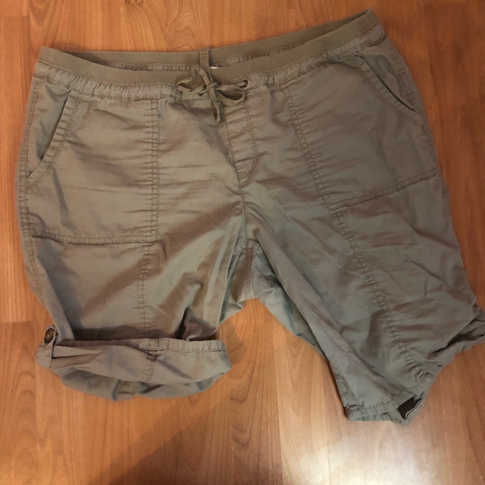 ‼️2/$25‼️Old Navy Khaki Bermuda Shorts
